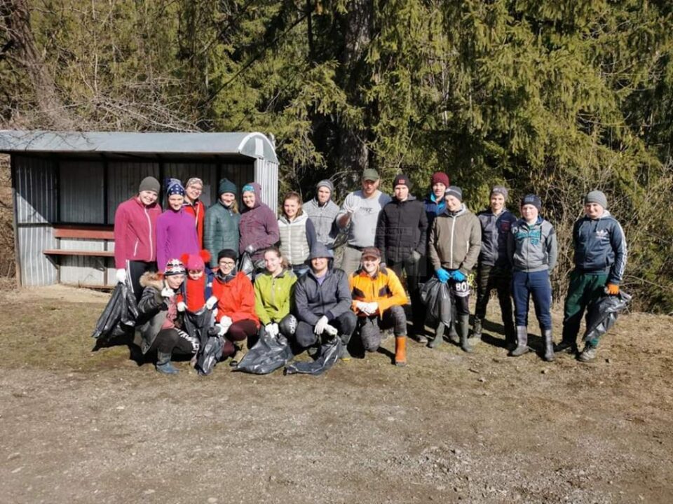 Circa 300 de saci de gunoi strânși în satul Poiana Micului, în timpul unei campanii de ecologizare Circa 300 de saci de gunoi strânși în satul Poiana Micului, în timpul unei campanii de ecologizare