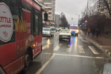 Femeia a fost accidentată în timp ce traversa strada pe trecerea de pietoni Femeia a fost accidentată în timp ce traversa strada pe trecerea de pietoni