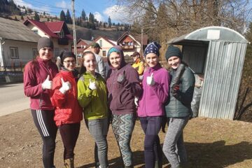 Tinerii voluntari și-au dedicat o zi pentru curățenie