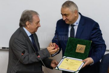 Acordarea certificatului. Foto Digital Media Center