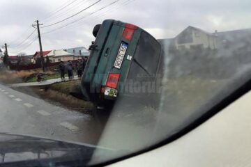 Autoturismul s-a răsturnat în șanțul de lângă drum