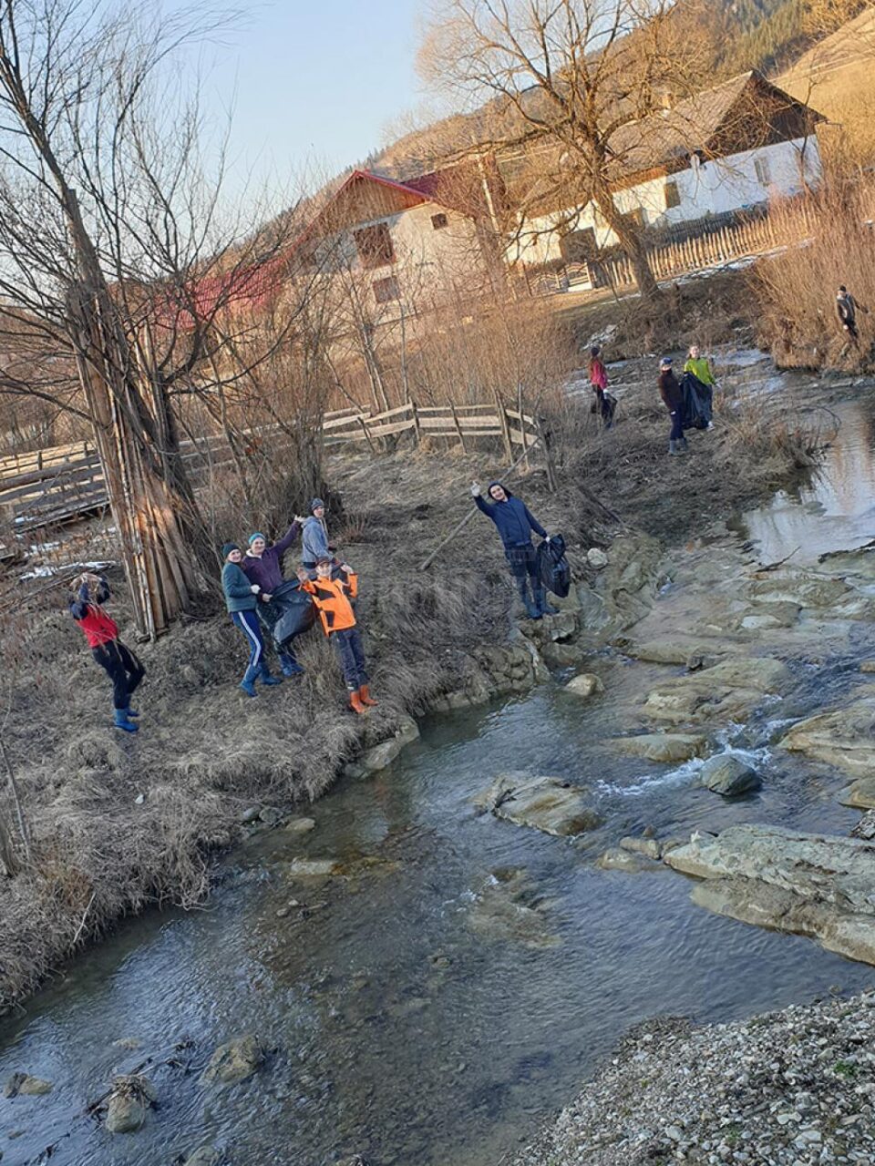 Tinerii voluntari și-au dedicat o zi pentru curățenie