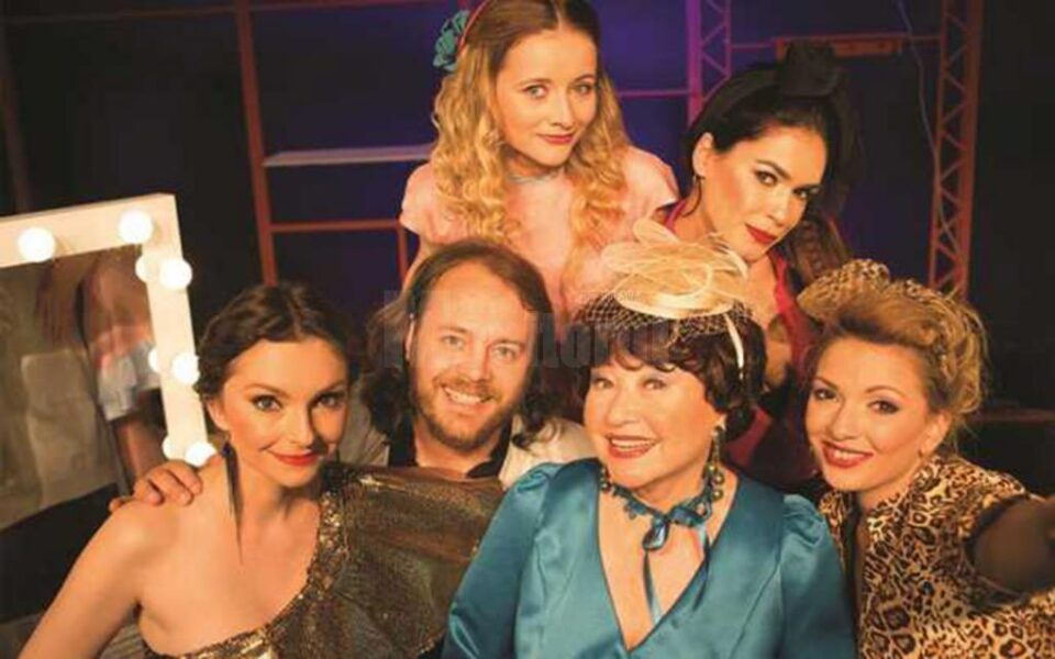 „Interesul poartă fesul”, o comedie bulevardieră pe scena suceveană