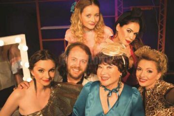 „Interesul poartă fesul”, o comedie bulevardieră pe scena suceveană
