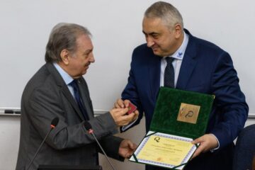 Distincția a fost oferită rectorului instituției, prof. univ. dr. Valentin Popa FOTO: Digital Media Center