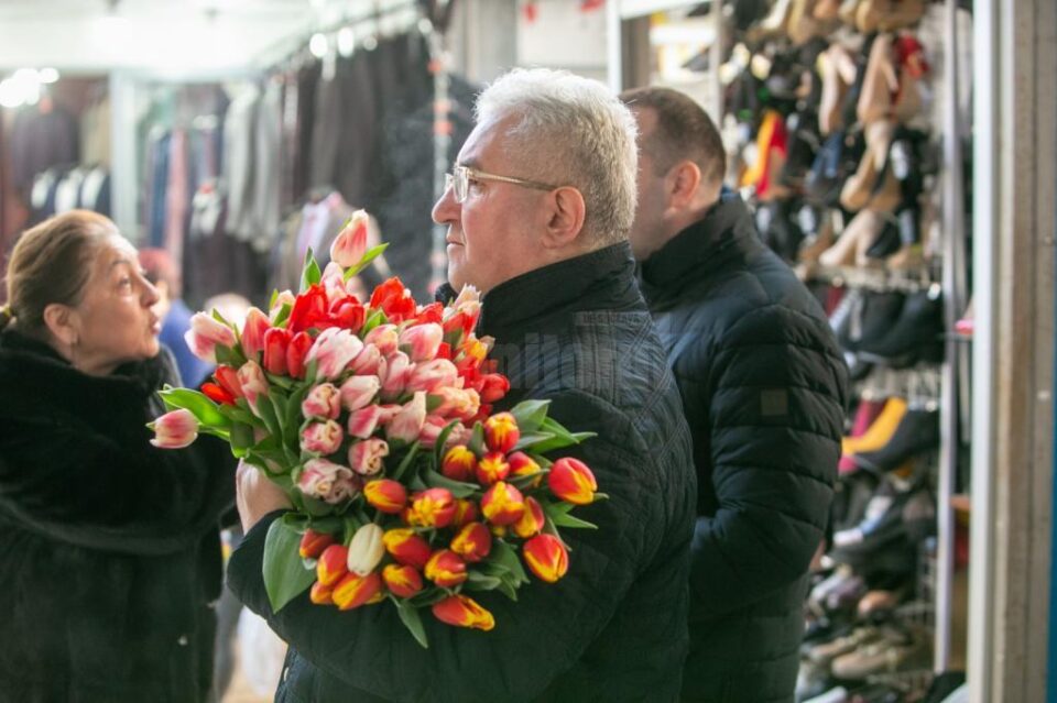 Ion Lungu a împărțit mii de flori sucevencelor, de 8 Martie 4