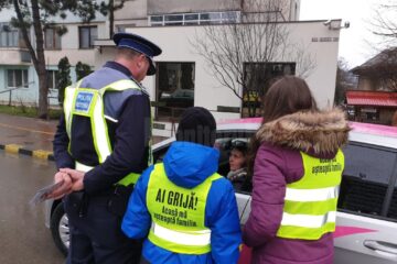 Polițiști, alături de copii, voluntari, în trafic, de 8 martie