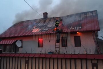 Casa din localitatea Badeuti, cuprinsa de flacari
