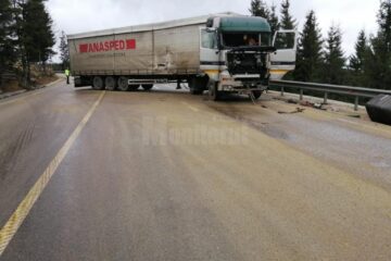 Tir implicat într-un accident pe Mestecăniș