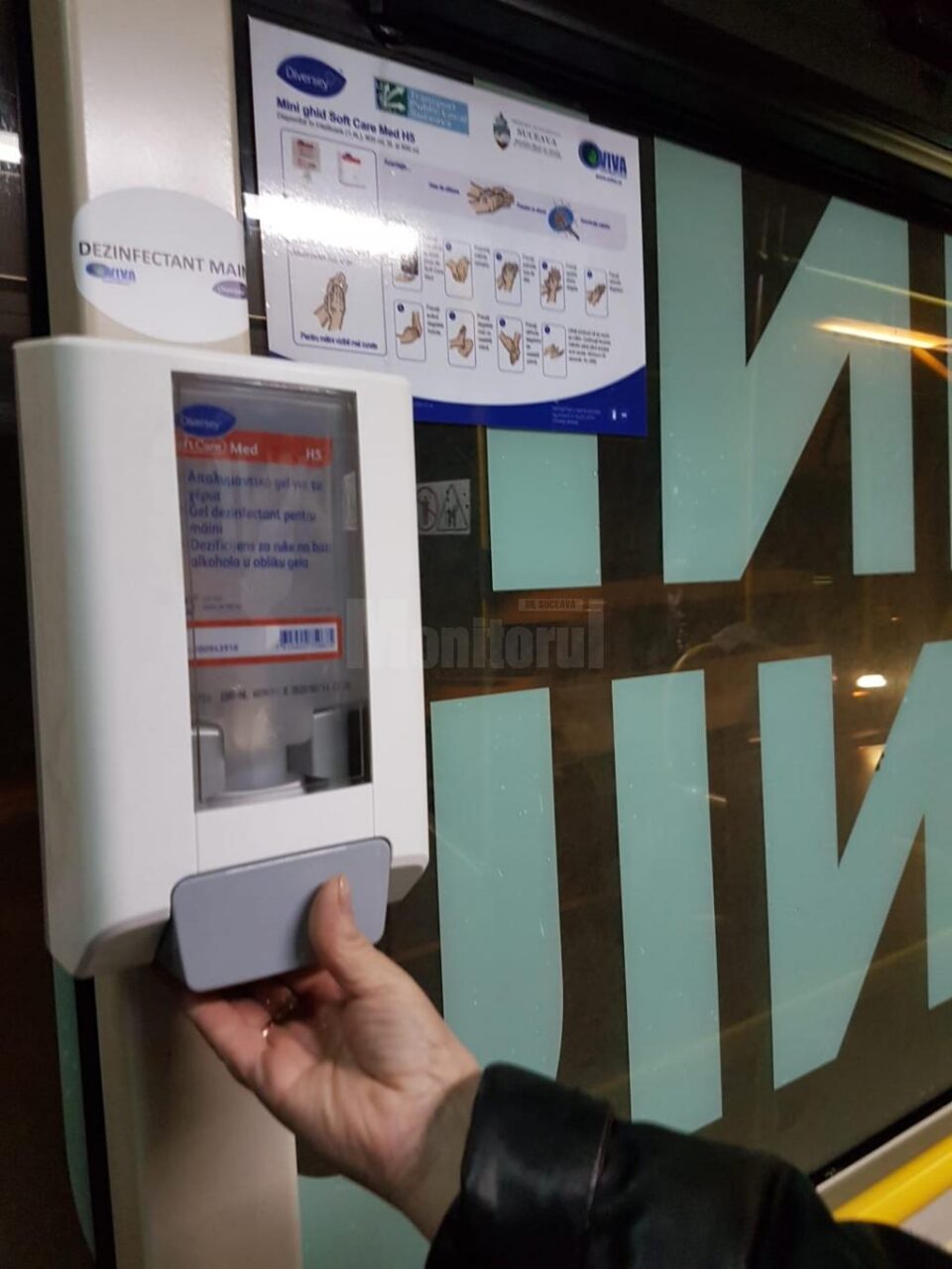 Distribuitoare de dezinfectant sunt montate în autobuzele TPL, pentru a limita răspândirea gripei și a coronavirusului