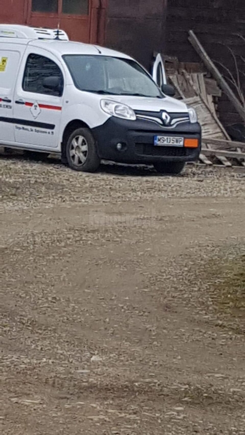 Masina surprinsa la fata locului