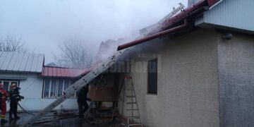 Două incendii au distrus locuințele unor familii din Fundu Moldovei și Bădeuți