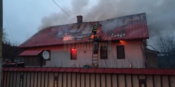 Două incendii au distrus locuințele unor familii din Fundu Moldovei și Bădeuți