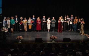 Organizatorii și invitații Galei Femei de succes, pe scenă, la finalul spectacolului Foto: Ștefan Macedon Gheorghiță @Artistul