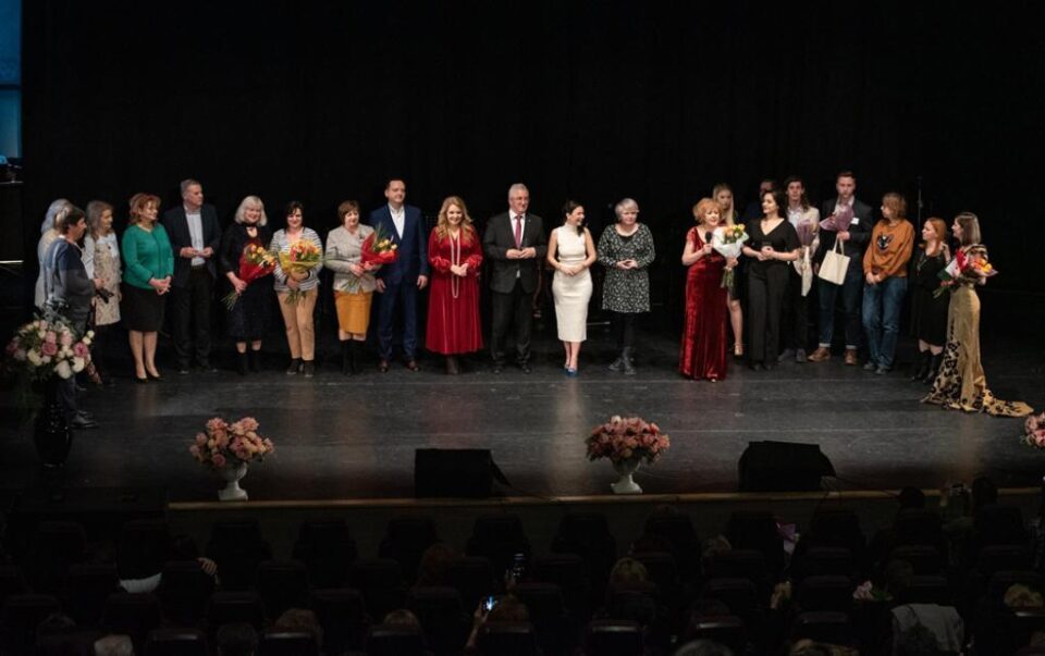 Organizatorii și invitații Galei Femei de succes, pe scenă, la finalul spectacolului Foto: Ștefan Macedon Gheorghiță @Artistul Organizatorii și invitații Galei Femei de succes, pe scenă, la finalul spectacolului Foto: Ștefan Macedon Gheorghiță @Artistul