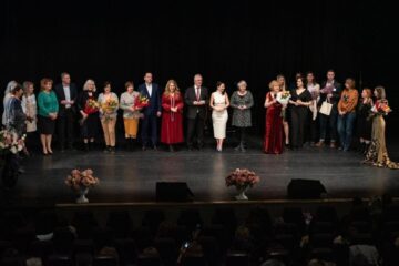 Organizatorii și invitații Galei Femei de succes, pe scenă, la finalul spectacolului Foto: Ștefan Macedon Gheorghiță @Artistul
