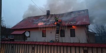Flacarile au cuprins la inceput acoperisul, afectand apoi intreaga locuinta din Badeuti