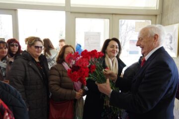 Maestrul Radu Bercea le-a oferit femeilor venite la eveniment flori, in preajma zilei de 8 martie