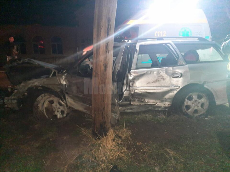 Soferul a ramas incarcerat in masina si a fost scos fara suflare de echipele de interventie