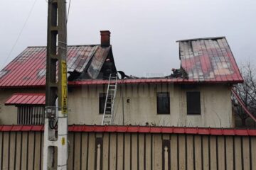 Două incendii au distrus locuințele unor familii din Fundu Moldovei și Bădeuți