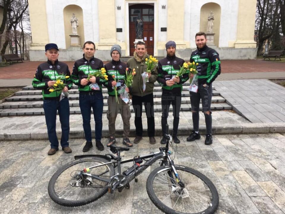 Flori și mărțișoare împărțite de membrii Asociației Suceava pe Bicicletă, de Ziua Femeii