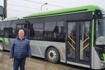 Cele 25 de autobuze care vor fi livrate în toamnă la Suceava vor fi verzi precum cupola celui vizitat de Lungu în curtea BMC CITY BUS