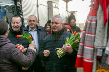 Ion Lungu a împărțit mii de flori sucevencelor, de 8 Martie