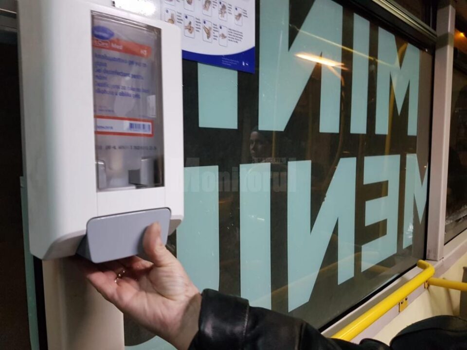 Distribuitoare de dezinfectant sunt montate în autobuzele TPL, pentru a limita răspândirea gripei și a coronavirusului