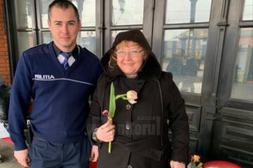 Activitate de prevenire a victimizării călătorilor și flori împărțite de polițiști, de 8 Martie