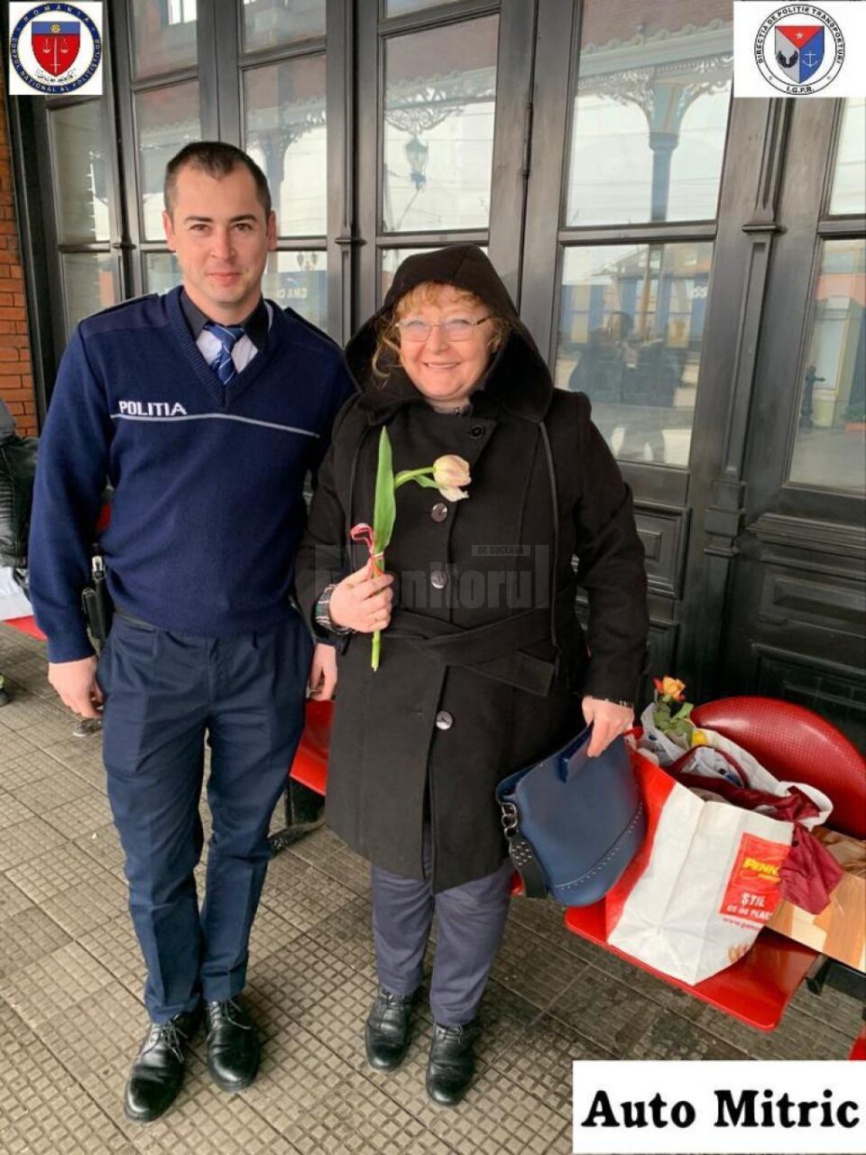 Activitate de prevenire a victimizării călătorilor și flori împărțite de polițiști, de 8 Martie Activitate de prevenire a victimizării călătorilor și flori împărțite de polițiști, de 8 Martie