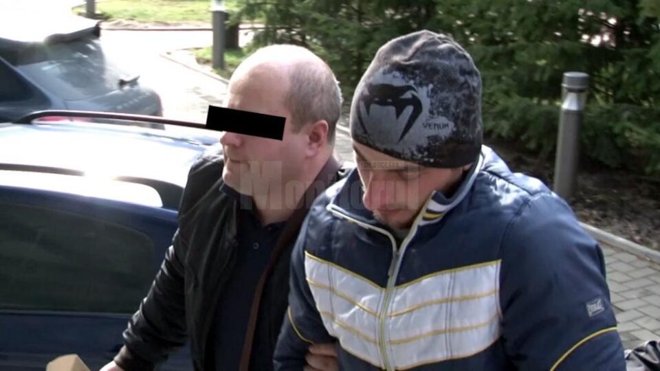 Tânărul a fost pus sub acuzare și arestat atât pentru omor cât și pentru tentativă de omor Tânărul a fost pus sub acuzare și arestat atât pentru omor cât și pentru tentativă de omor