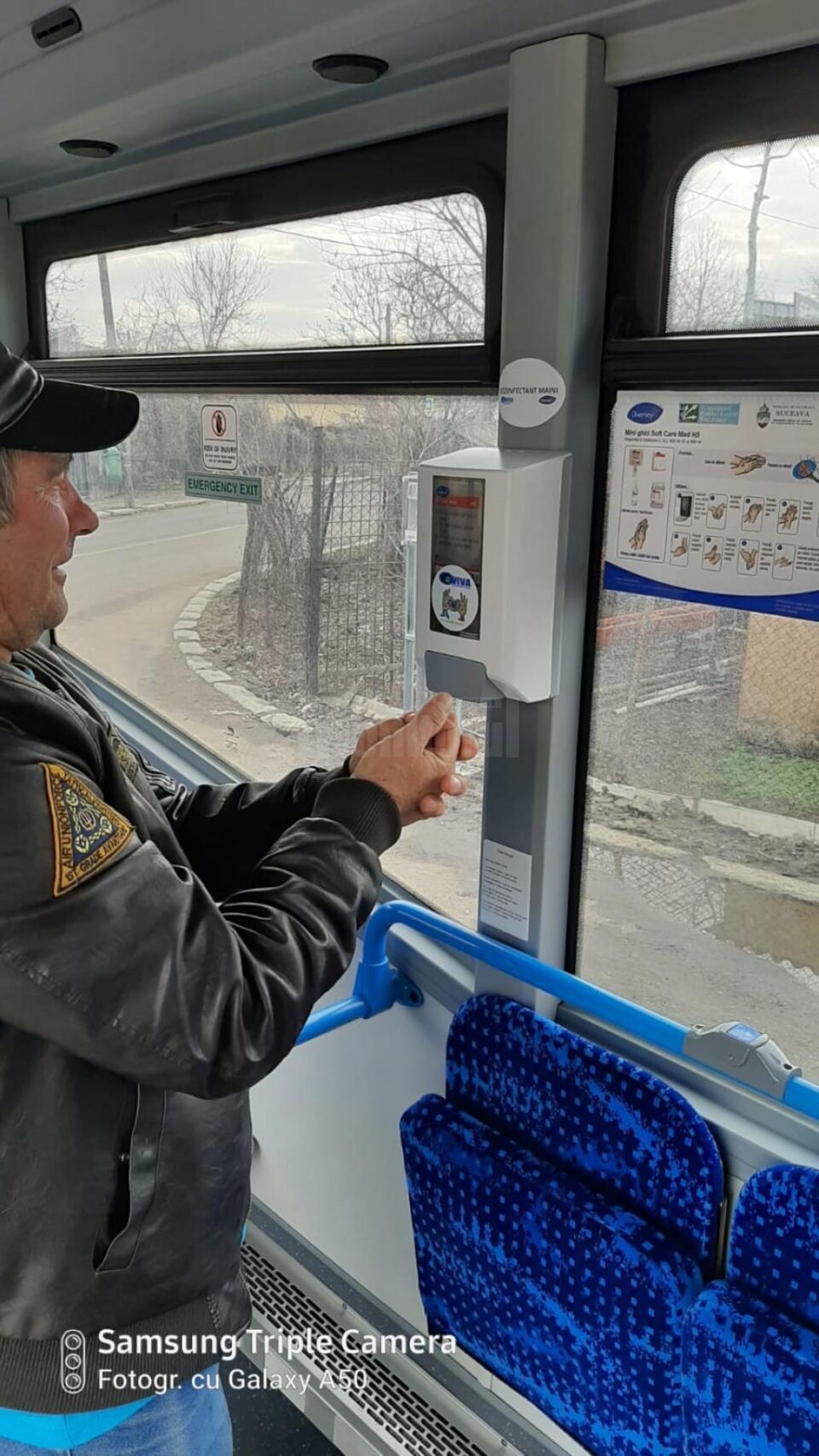 Distribuitoare de dezinfectant sunt montate în autobuzele TPL, pentru a limita răspândirea gripei și a coronavirusului