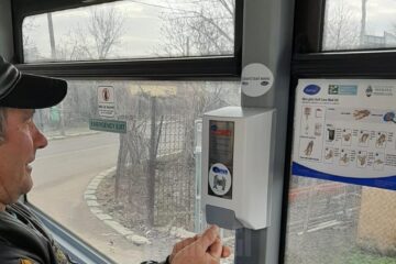 Distribuitoare de dezinfectant sunt montate în autobuzele TPL, pentru a limita răspândirea gripei și a coronavirusului