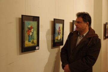 52 de picturi, cea mai mare parte reprezentand flori, expuse in cadrul evenimentului