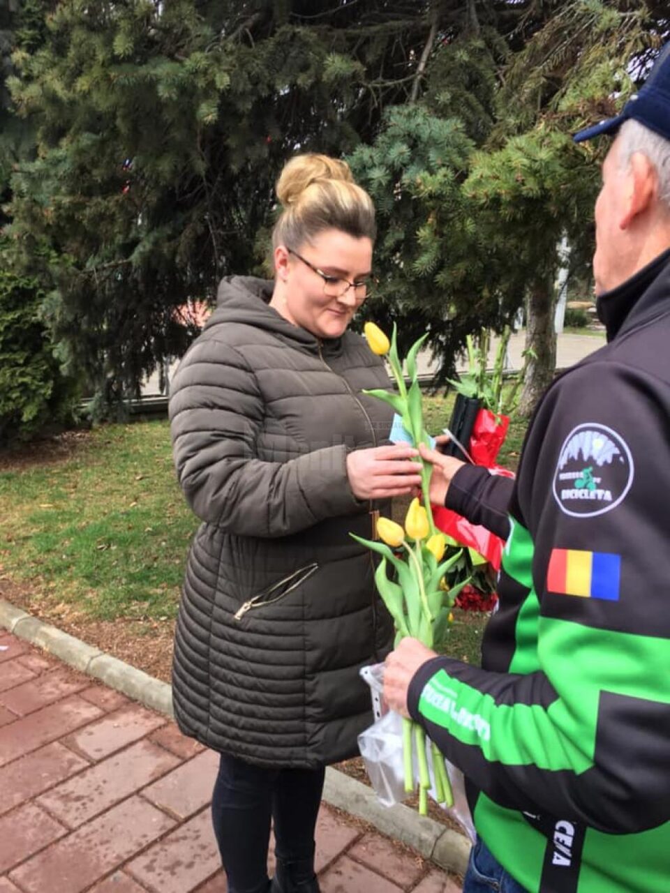 Flori și mărțișoare împărțite de membrii Asociației Suceava pe Bicicletă, de Ziua Femeii 2