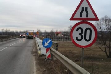 Se va circula pe un singur sens, alternativ, semaforizat, pe axul drumului, cu vehicule până în 7,5 tone