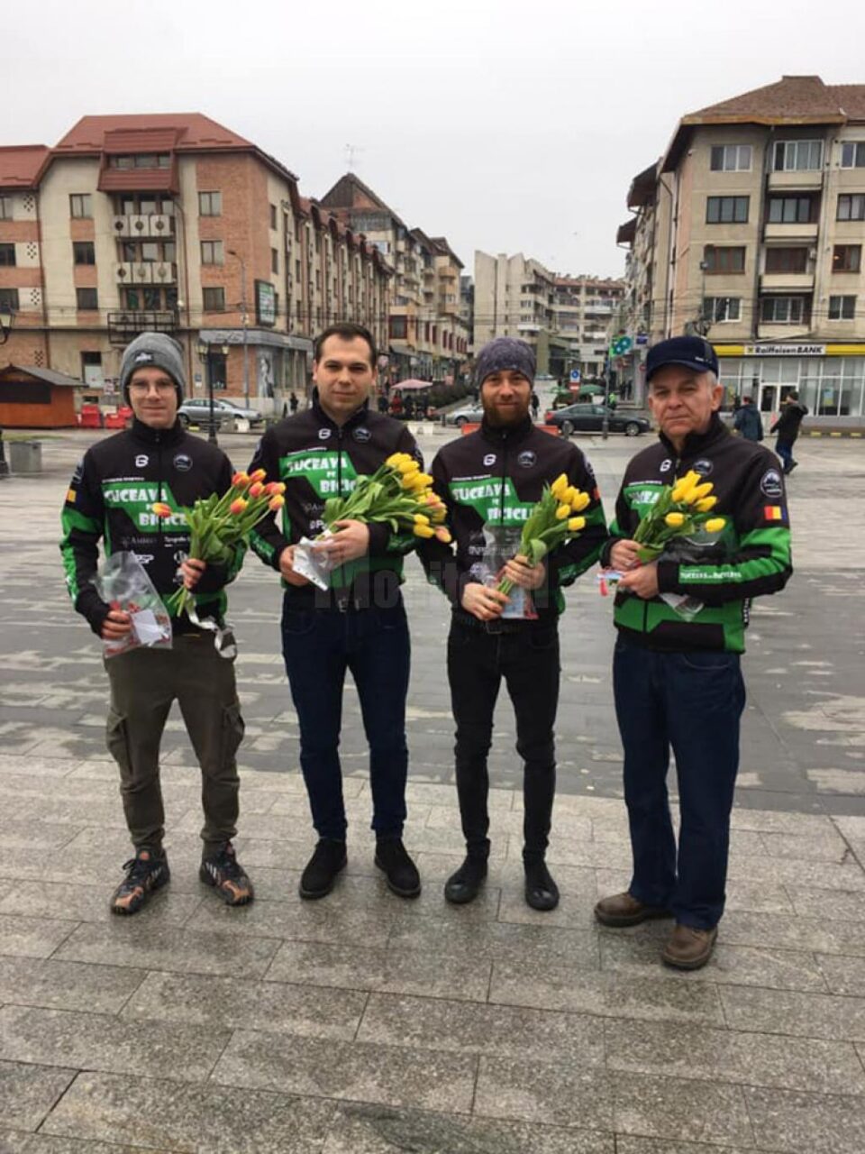 Flori împărțite pe stradă de membrii Asociației Sportive Suceava pe Bicicletă
