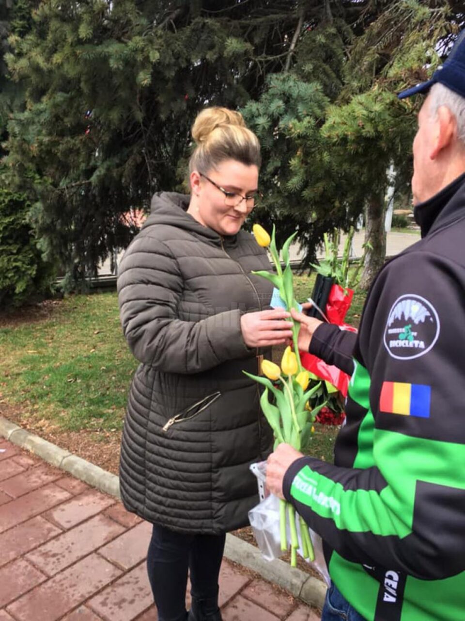 Flori împărțite pe stradă de membrii Asociației Sportive Suceava pe Bicicletă