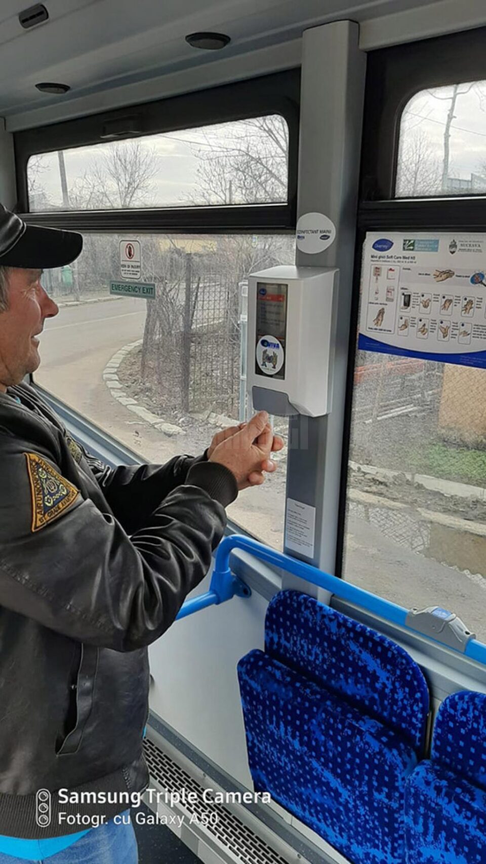 Distribuitoare de dezinfectant, montate atât în autobuze, cât și în microbuzele TPL