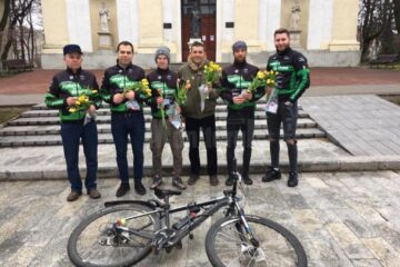 Flori și mărțișoare împărțite de membrii Asociației Suceava pe Bicicletă, de Ziua Femeii