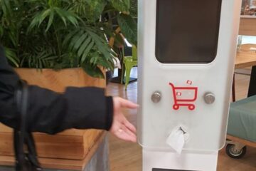 Automat cu dezinfectant și servetele umede la Kaufland Suceava FOTO Carmen și Nelu Marcean