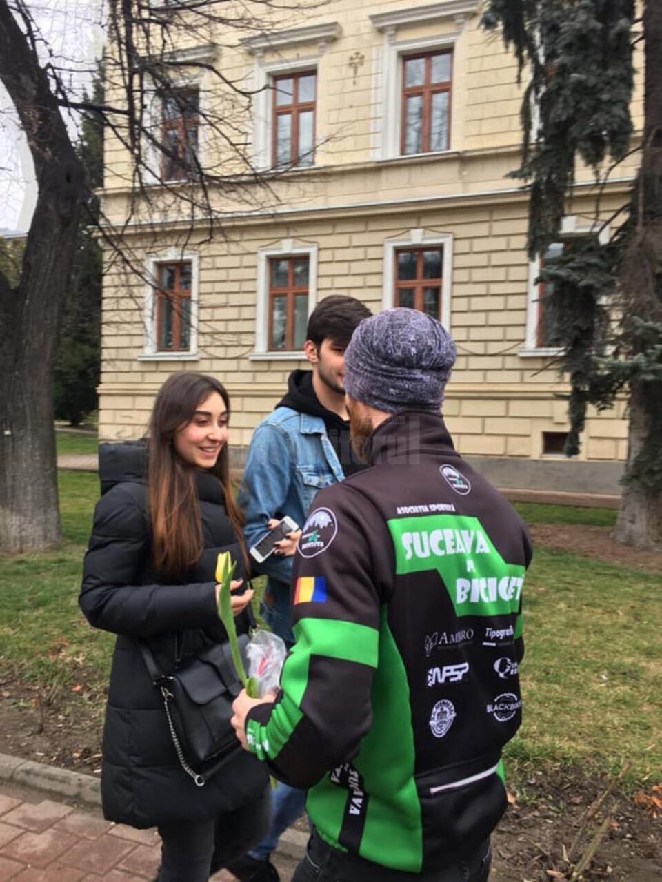 Flori împărțite pe stradă de membrii Asociației Sportive Suceava pe Bicicletă