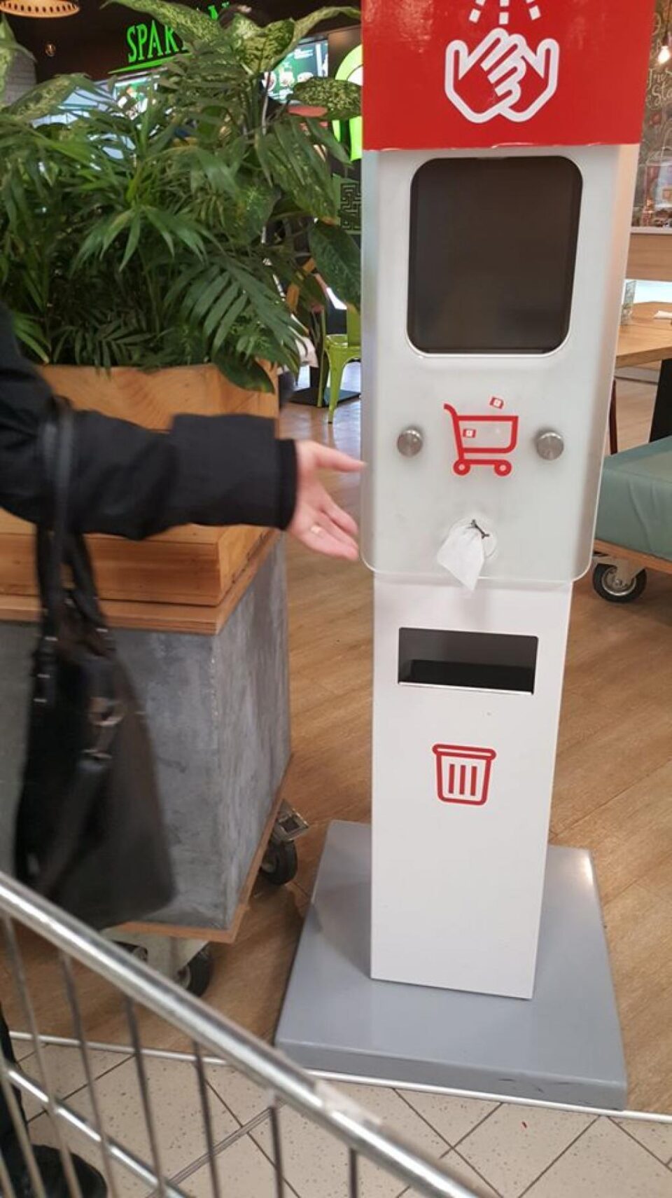 Automat cu dezinfectant și șervețele umede la Kaufland Suceava FOTO Carmen și Nelu Marcean