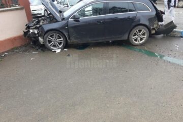 O femeie a ajuns la spital, în urma coliziunii dintre un autotren și două autoturisme, la Gura Humorului