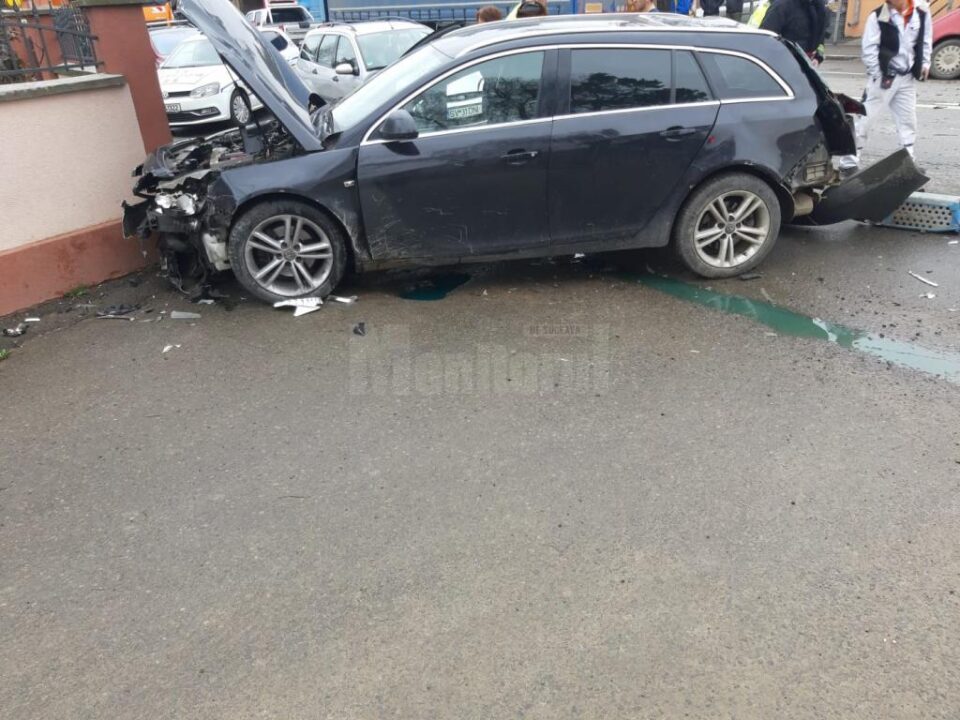 O femeie a ajuns la spital, în urma coliziunii dintre un autotren și două autoturisme, la Gura Humorului