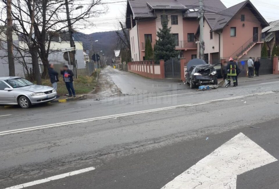 O femeie a ajuns la spital, în urma coliziunii dintre un autotren și două autoturisme, la Gura Humorului