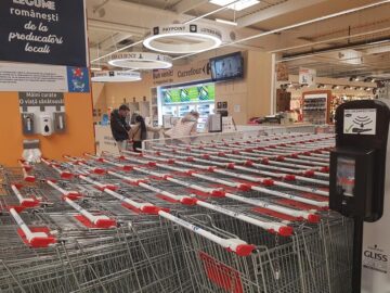 Manusi de unica folosinta si dezinfectant la Carrefour