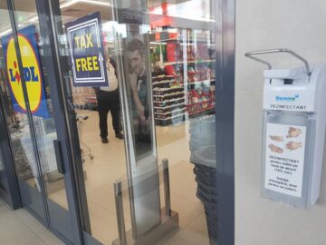Automat cu dezinfectant la Lidl