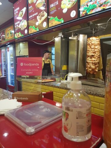 Zona de servit masa in Iulius Mall