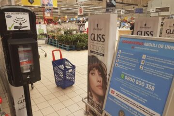 Automat cu dezinfectant la Shopping City